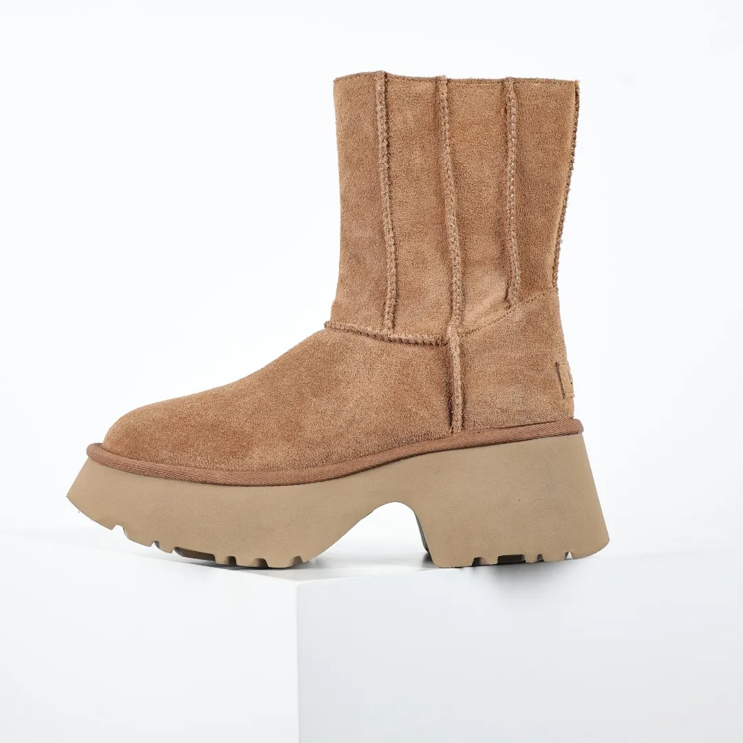 Pick up locally 💰700 Core recommended good price It is a very suitable choice for home furnishings. In the new year, uug launched a series of styles, which are partial to the preferences of young consumers and have also moved to the forefront of fashion trends. Shoe body material: water-repellent coated suede upper, 17 mm UGGPURE™ implantable wool insole, lightweight non-slip and comfortable rubber outsole, with brand LOGO and trademark, with full packaging Size: 35 36 37 38 39 40